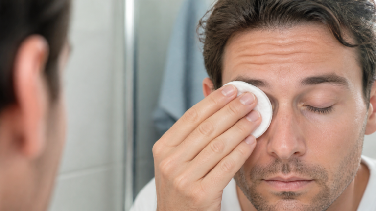 Verklebte Augen am Morgen: Ursachen und schonende Hilfe