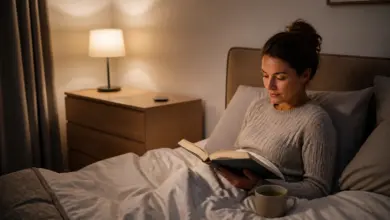 Frau liest abends bei gedämpftem Licht im Bett