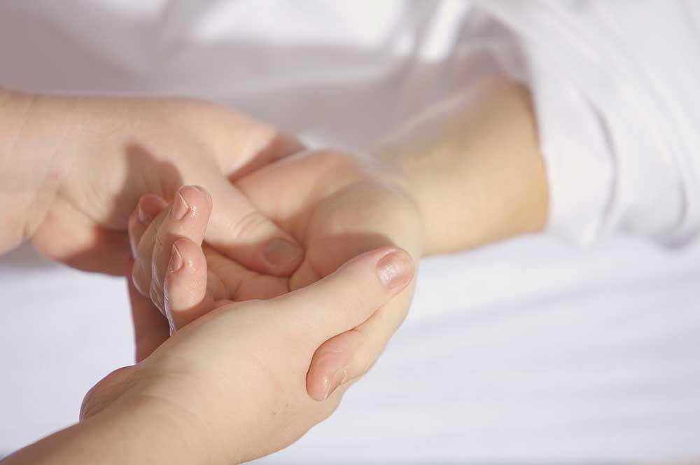 Geschwollene Finger – Ursachen und Behandlung
