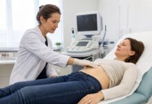 Ärztin untersucht bei einer Patientin Schmerzen rund um den Bauchnabel