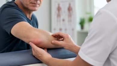 Klinische Untersuchung einer Schwellung bei Bursitis olecrani