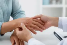 Ärztliche Untersuchung geschwollener Finger