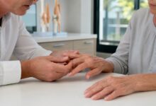 Untersuchung der Fingerendgelenke bei Heberden-Arthrose