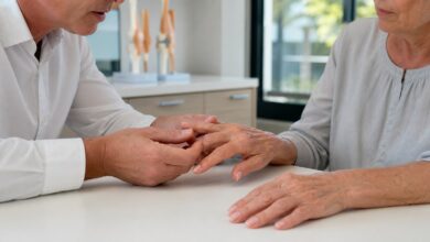 Untersuchung der Fingerendgelenke bei Heberden-Arthrose