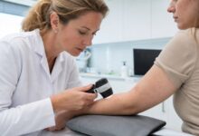 Dermatologische Untersuchung juckender Papeln am Unterarm