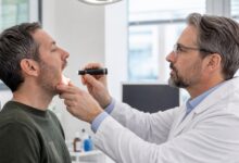 HNO-Untersuchung bei Kribbeln und Kratzen im Hals