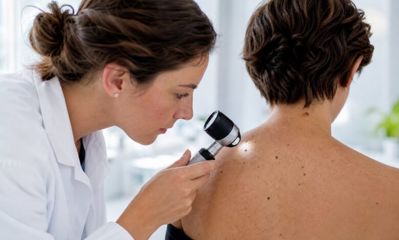 Dermatologische Untersuchung eines Muttermals mit Dermatoskop