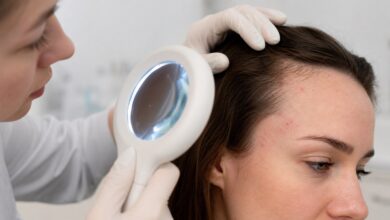 Dermatologin untersucht Pickel am Haaransatz