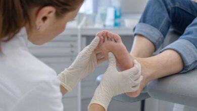 Dermatologin untersucht juckende Haut zwischen den Zehen