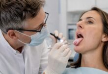 Zahnärztliche Untersuchung einer auffälligen Stelle auf der Zunge
