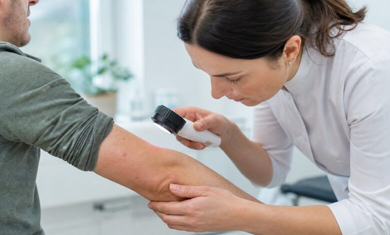 Dermatologische Untersuchung roter Flecken am Unterarm