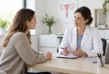 Patientin in einem vertraulichen Gespräch mit einer Ärztin