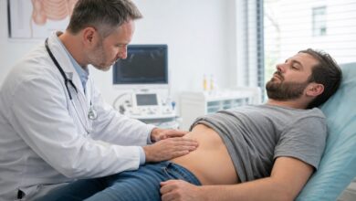 Arzt untersucht den rechten Unterbauch zur Lage des Blinddarms